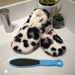 Auden Black and White Faux Fur Slipper Sox with grippers M/L Foot file (New)